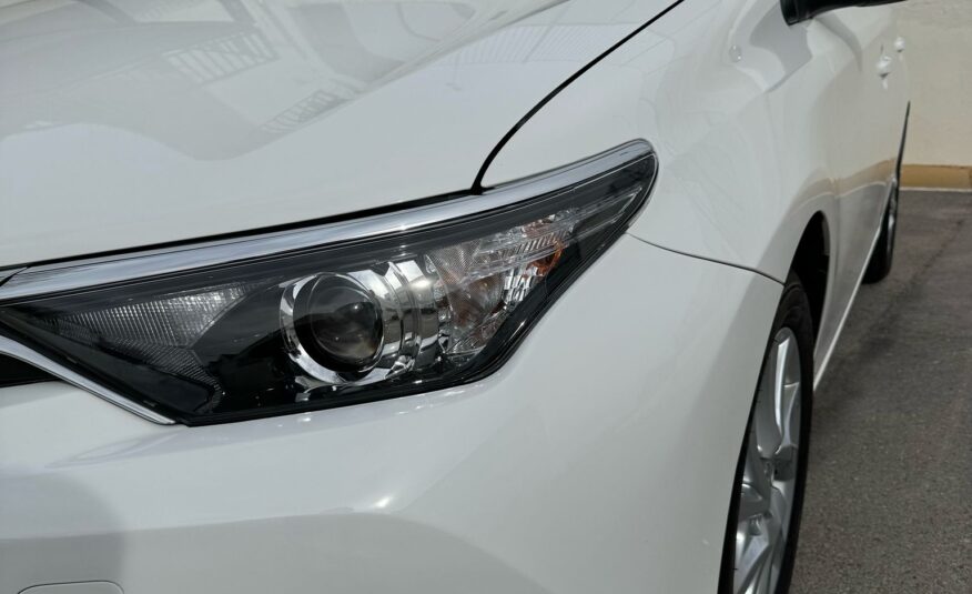TOYOTA Auris TOURING