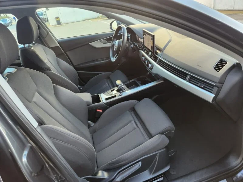 AUDI A4 AVANT 30 TDI S TRONIC