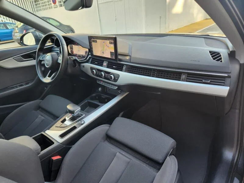 AUDI A4 AVANT 30 TDI S TRONIC