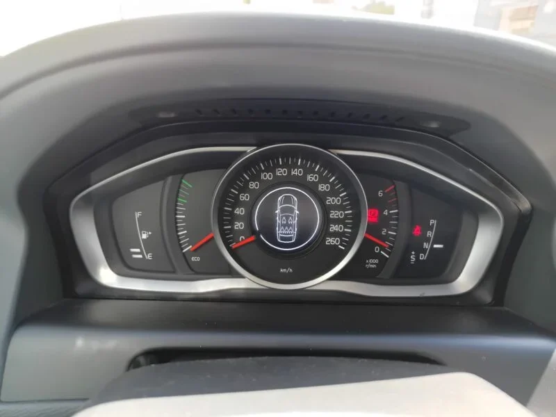 VOLVO XC60 2.0 D3 MOMENTUM AUTO