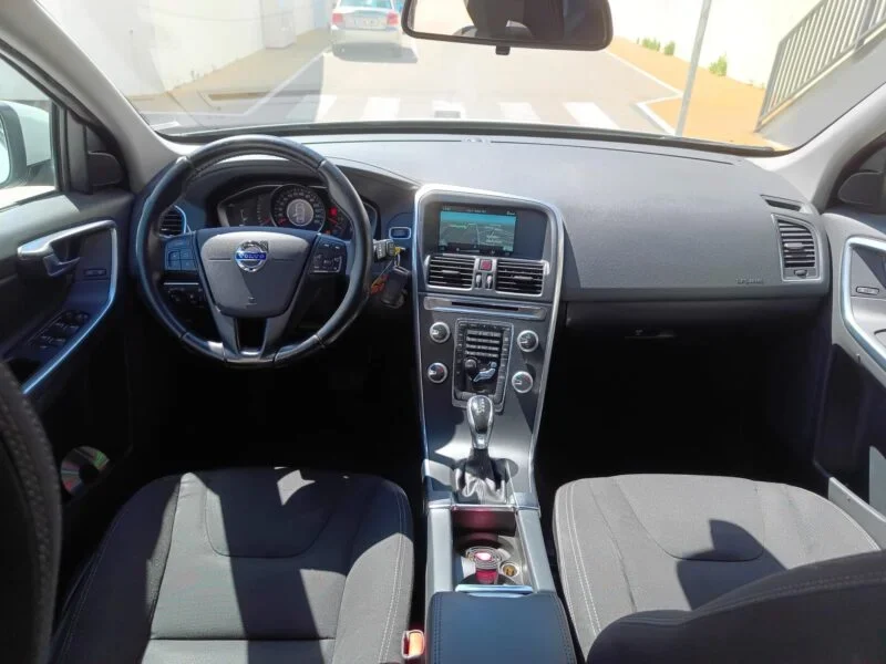 VOLVO XC60 2.0 D3 MOMENTUM AUTO