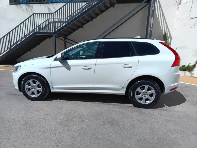 VOLVO XC60 2.0 D3 MOMENTUM AUTO