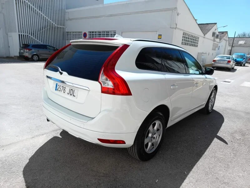 VOLVO XC60 2.0 D3 MOMENTUM AUTO