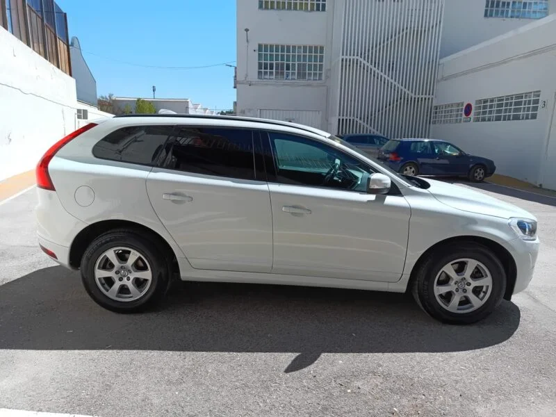 VOLVO XC60 2.0 D3 MOMENTUM AUTO
