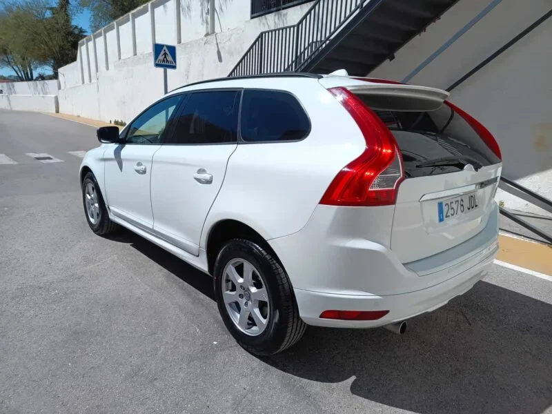 VOLVO XC60 2.0 D3 MOMENTUM AUTO
